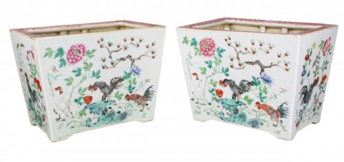 Paire de jardinières en porcelaine chinoise de la famille rose, motif coq