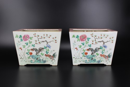 Paire de jardinières en porcelaine chinoise de la famille rose, motif coq - Céramiques, Porcelaines Style 