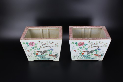 Céramiques, Porcelaines  - Paire de jardinières en porcelaine chinoise de la famille rose, motif coq