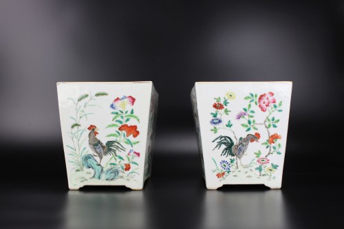 Paire de jardinières en porcelaine chinoise de la famille rose, motif coq - Menken Works of Art