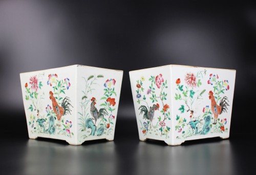 XIXe siècle - Paire de jardinières en porcelaine chinoise de la famille rose, motif coq