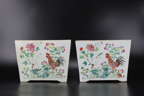 Paire de jardinières en porcelaine chinoise de la famille rose, motif coq - 