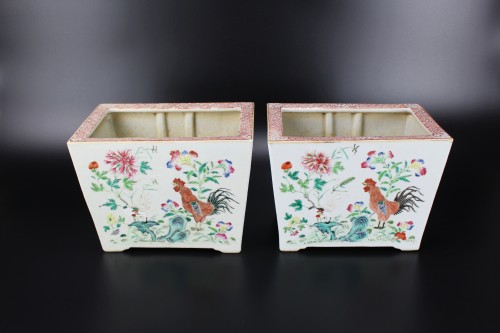  - Paire de jardinières en porcelaine chinoise de la famille rose, motif coq