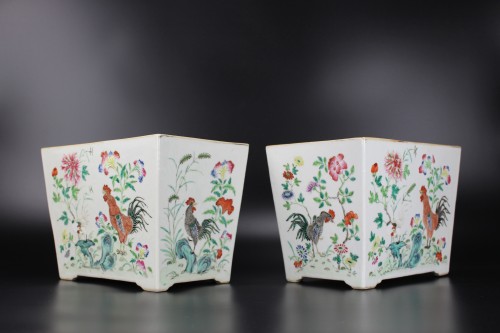 Antiquités - Paire de jardinières en porcelaine chinoise de la famille rose, motif coq