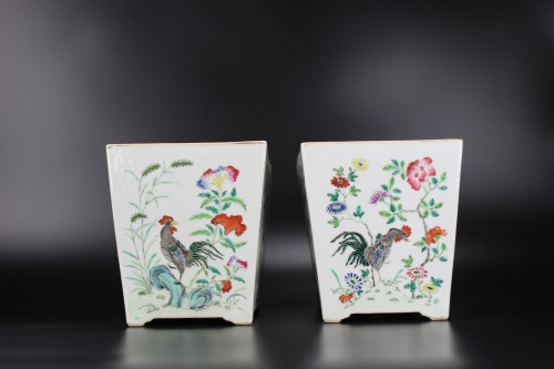 Antiquités - Paire de jardinières en porcelaine chinoise de la famille rose, motif coq