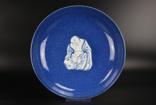 Chinese Porcelain Powder Blue Ground Blue And White Budai Dish, Kangxi - Porcelain & Faience Style 