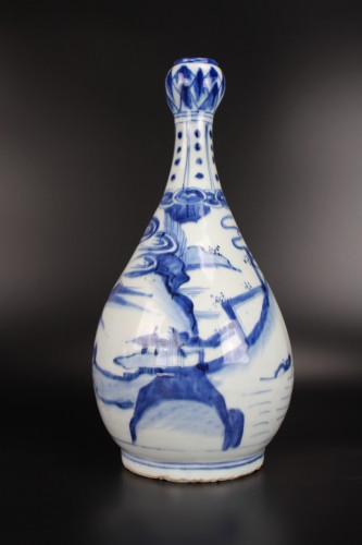 Vase bouteille chinois bleu et blanc, dynastie Ming période Wanli - Menken Works of Art