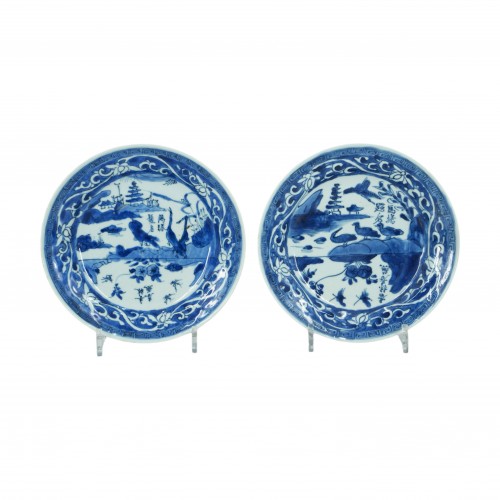 Deux plats en porcelaine chinoise bleue et blanche à inscriptions Ko-Sometsuke Tianqi