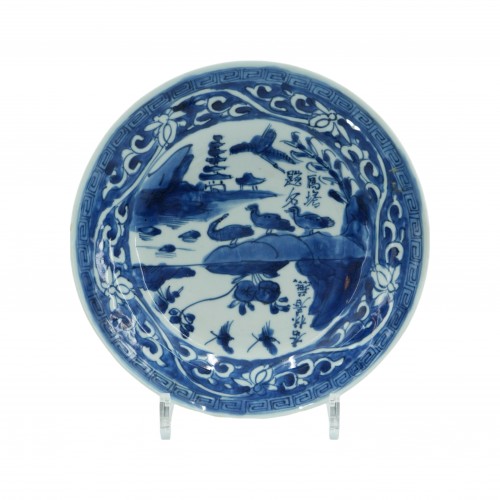 Céramiques, Porcelaines  - Deux plats en porcelaine chinoise bleue et blanche à inscriptions Ko-Sometsuke Tianqi
