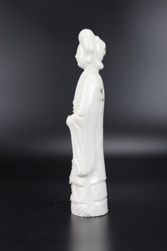 A Dehua Blanc de Chine standing figure of a lady, Kangxi period - 