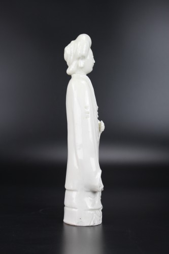 A Dehua Blanc de Chine standing figure of a lady, Kangxi period - 