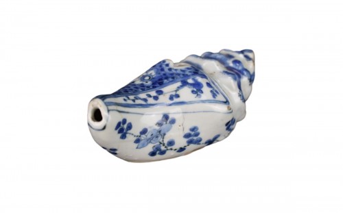 Compte-gouttes en forme de conque bleue et blanche, dynastie Ming période Wanli