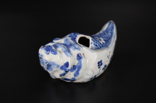 Céramiques, Porcelaines  - Compte-gouttes en forme de conque bleue et blanche, dynastie Ming période Wanli
