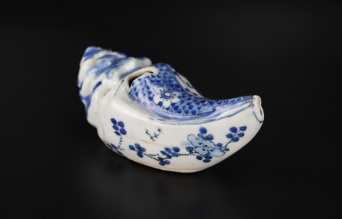 Compte-gouttes en forme de conque bleue et blanche, dynastie Ming période Wanli - Menken Works of Art