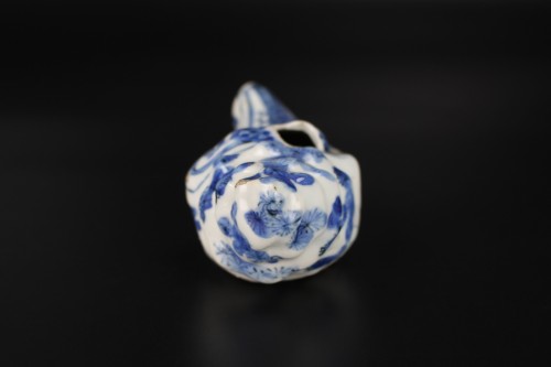 Compte-gouttes en forme de conque bleue et blanche, dynastie Ming période Wanli - 