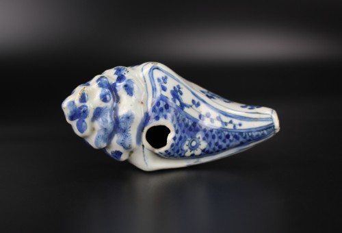  - Compte-gouttes en forme de conque bleue et blanche, dynastie Ming période Wanli
