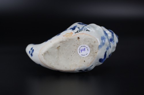 Antiquités - Compte-gouttes en forme de conque bleue et blanche, dynastie Ming période Wanli