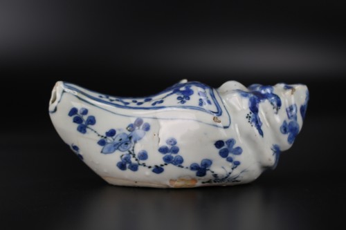 Antiquités - Compte-gouttes en forme de conque bleue et blanche, dynastie Ming période Wanli
