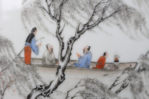Vase grisaille à décor de paysage fluvial, marque Hongxian, époque République - Arts d