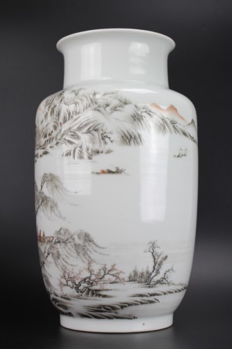 XXe siècle - Vase grisaille à décor de paysage fluvial, marque Hongxian, époque République