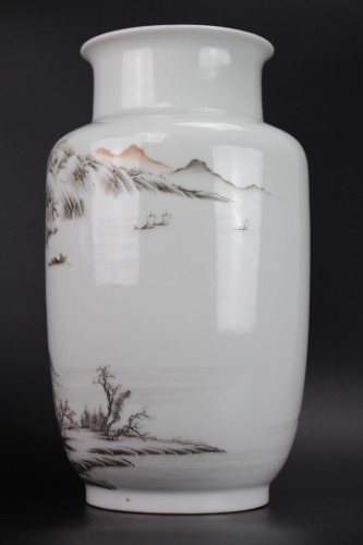 Vase grisaille à décor de paysage fluvial, marque Hongxian, époque République - 