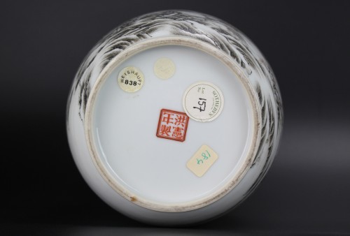 Antiquités - Vase grisaille à décor de paysage fluvial, marque Hongxian, époque République