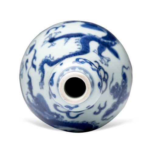 XVIIe siècle - Vase chinois bleu et blanc à décor de « dragon », période Shunzhi (1644-1661)