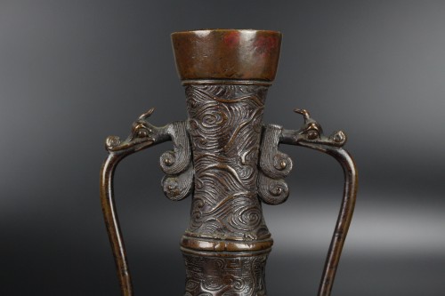 Vase à fleurs japonais en bronze de style archaïque XVIIIe/XIXe siècle, marque Xuande - Menken Works of Art