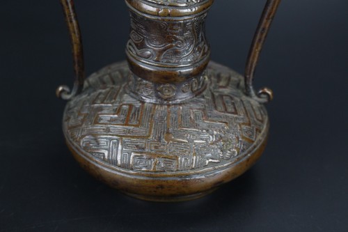 XIXe siècle - Vase à fleurs japonais en bronze de style archaïque XVIIIe/XIXe siècle, marque Xuande