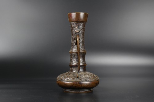  - Vase à fleurs japonais en bronze de style archaïque XVIIIe/XIXe siècle, marque Xuande