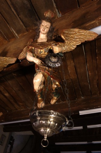 XIXe siècle - Paire d'anges polychromés aux lampes d’argent, début du XIXe siècle