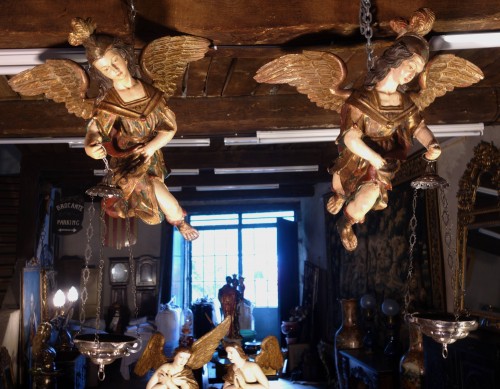 Antiquités - Paire d'anges polychromés aux lampes d’argent, début du XIXe siècle