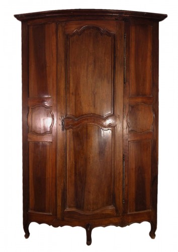 Encoignure ou armoire d’angle galbée en noyer, époque Régence