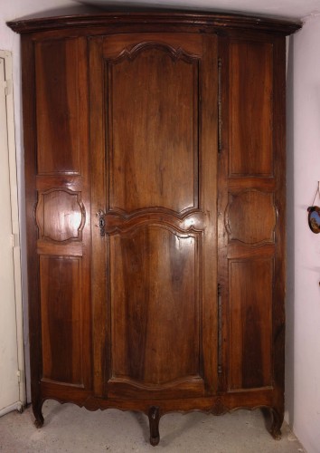 Curved walnut corner cupboard or cupboard, Regency period - Furniture Style French Regence