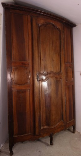 Furniture  - Curved walnut corner cupboard or cupboard, Regency period