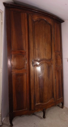 18th century - Curved walnut corner cupboard or cupboard, Regency period