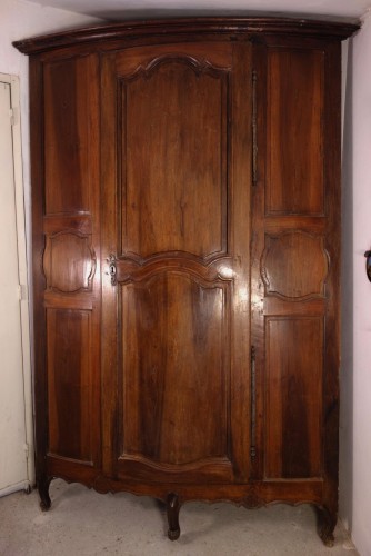 Antiquités - Curved walnut corner cupboard or cupboard, Regency period