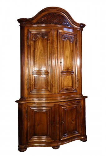 Curved corner with two bodies in solid walnut, 18th century