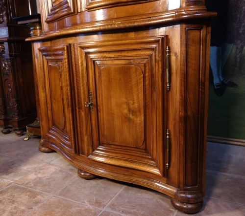 Curved corner with two bodies in solid walnut, 18th century - Furniture Style 