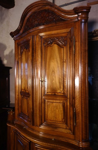 Furniture  - Curved corner with two bodies in solid walnut, 18th century