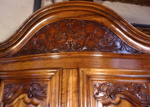 Curved corner with two bodies in solid walnut, 18th century - 