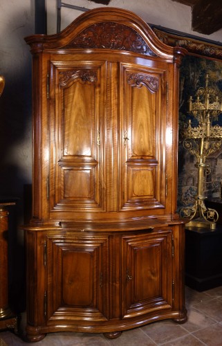 18th century - Curved corner with two bodies in solid walnut, 18th century