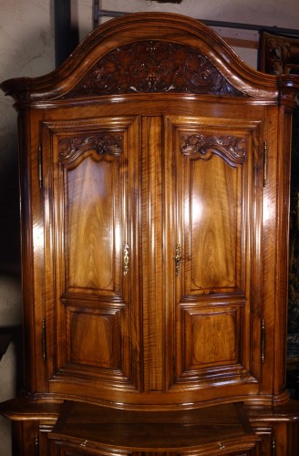 Curved corner with two bodies in solid walnut, 18th century - 