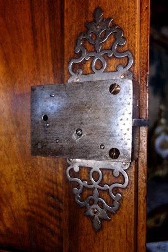 Antiquités - Curved corner with two bodies in solid walnut, 18th century