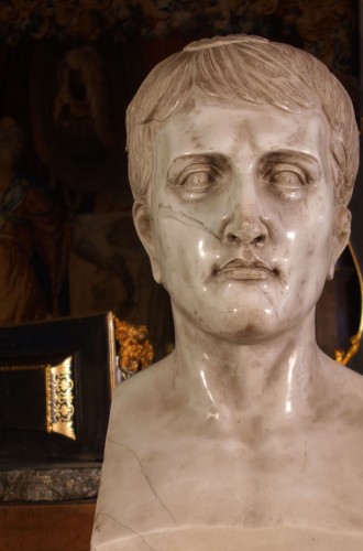 Buste de Napoléon en marbre de Carrare, d’après Chaudet - Sculpture Style 