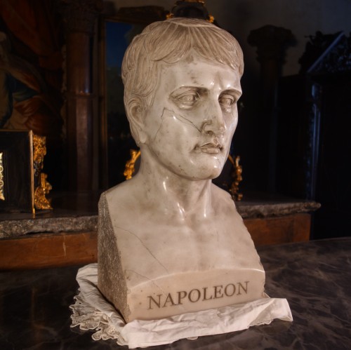 Sculpture Sculpture en Marbre - Buste de Napoléon en marbre de Carrare, d’après Chaudet
