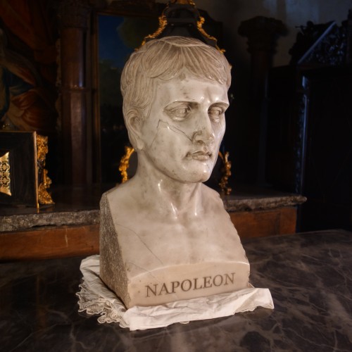 XIXe siècle - Buste de Napoléon en marbre de Carrare, d’après Chaudet