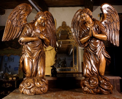 Grande paire d’anges ailés en adoration, XVIIIe siècle - Sculpture Style 