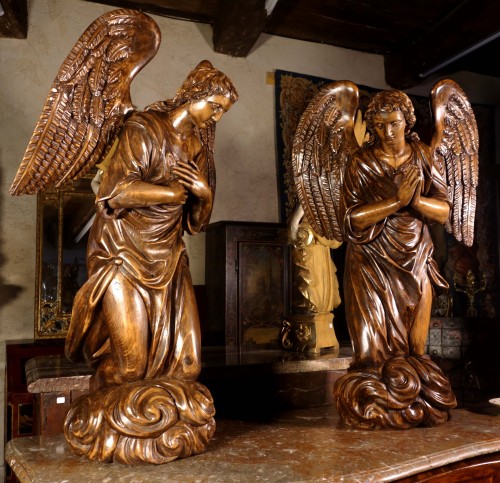 Sculpture Sculpture en Bois - Grande paire d’anges ailés en adoration, XVIIIe siècle