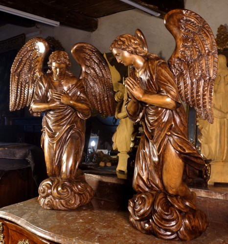 Grande paire d’anges ailés en adoration, XVIIIe siècle - Méounes Antiquités